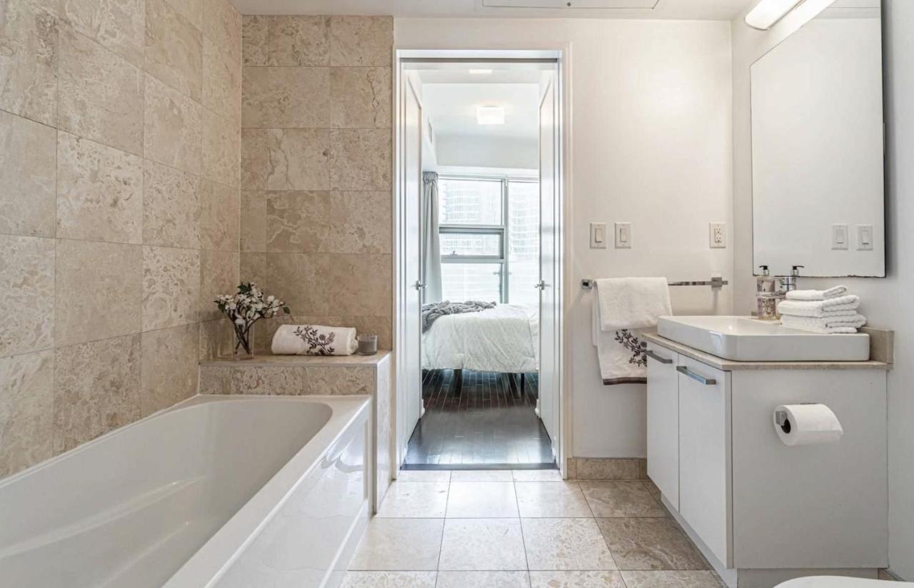 Central Condo In The Heart Of Toronto Exterior photo